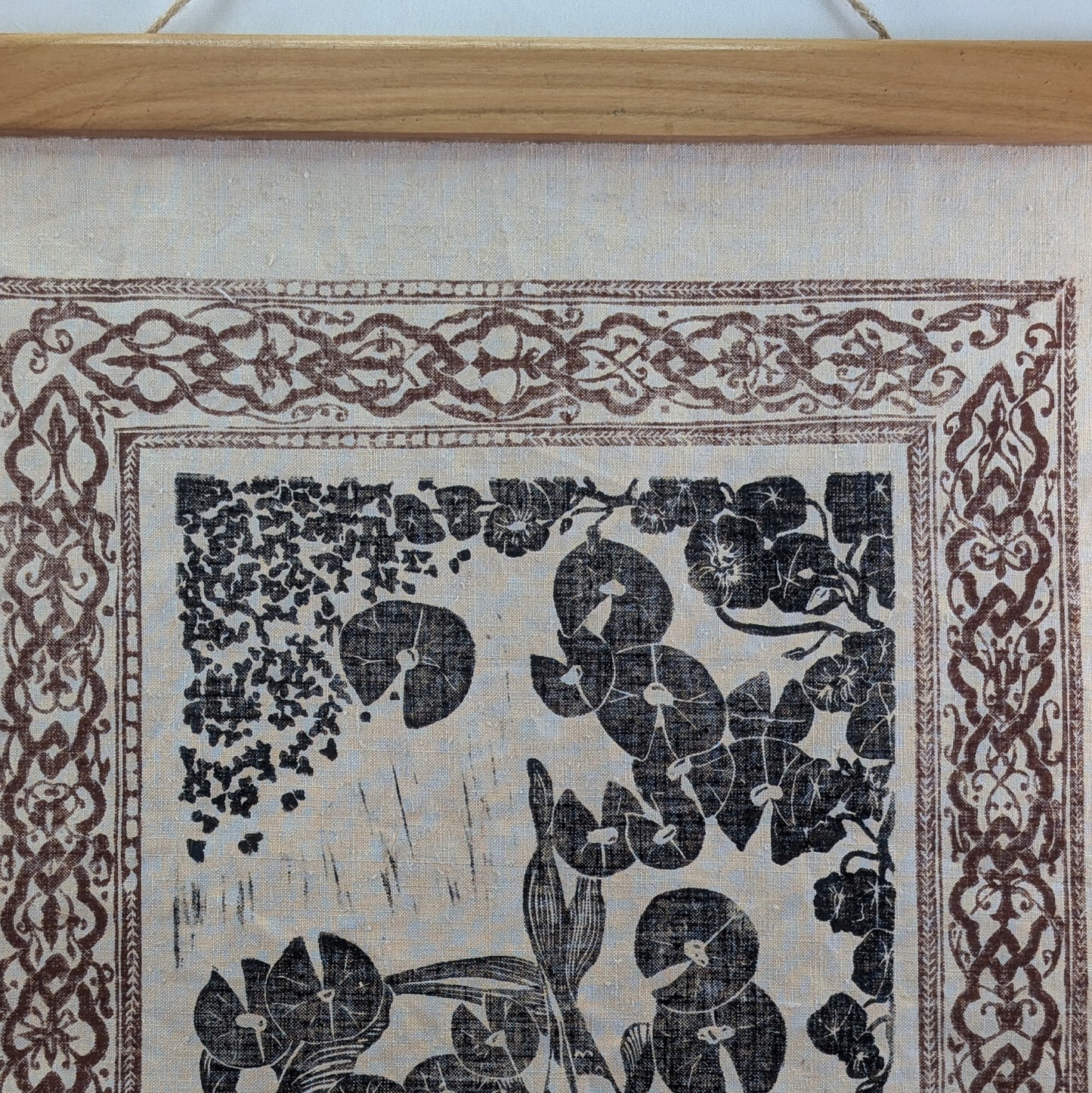 Linogravure Carpes avec frise colorée